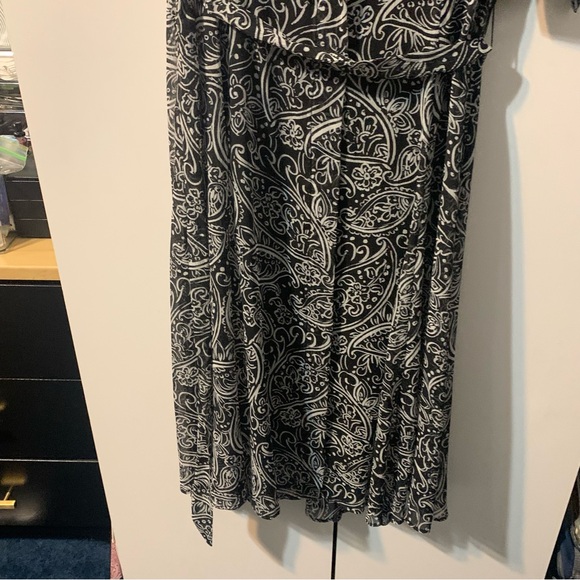 Calvin Klein Black and White Paisley Print Dress with Tie. Size 4 - Picture 9 of 13